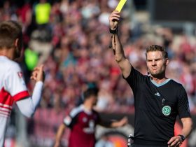 Schiedsrichter Timo Gerach feiert Bundesliga-Premiere